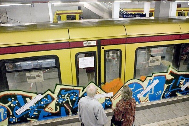Graffiti Train in Berlin - Photo by Schmierfink030 - FUCK, DA, FUCK