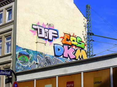 Graffiti Bombing in Hamburg - Photo by Schmierfink030 - DSF, ..COS, ..
