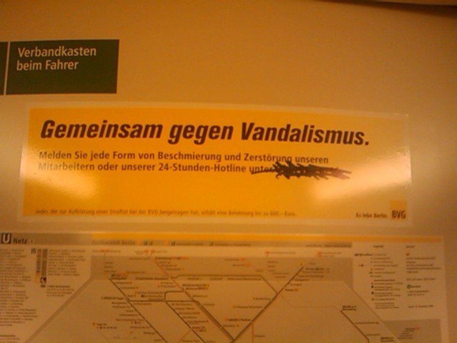 Graffiti Artwork in Berlin - Photo by Schmierfink030 - UNTER, 0190, 666666