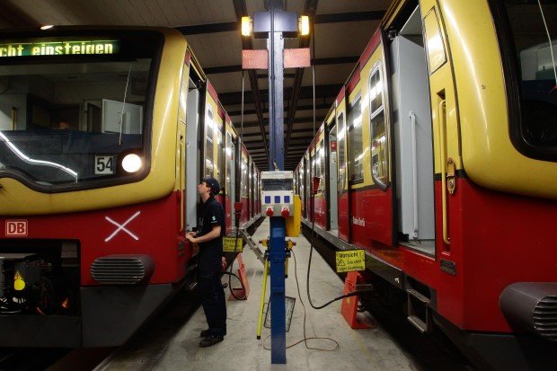 Graffiti Train in Berlin - Photo by Schmierfink030 - Kreuz