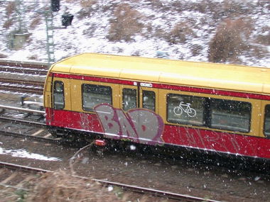 Graffiti Train in Berlin - Photo by Schmierfink030 - bad