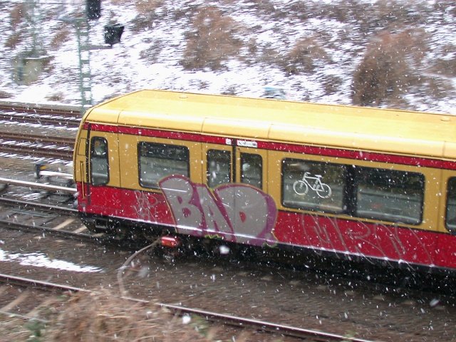 Graffiti Train in Berlin - Photo by Schmierfink030 - bad
