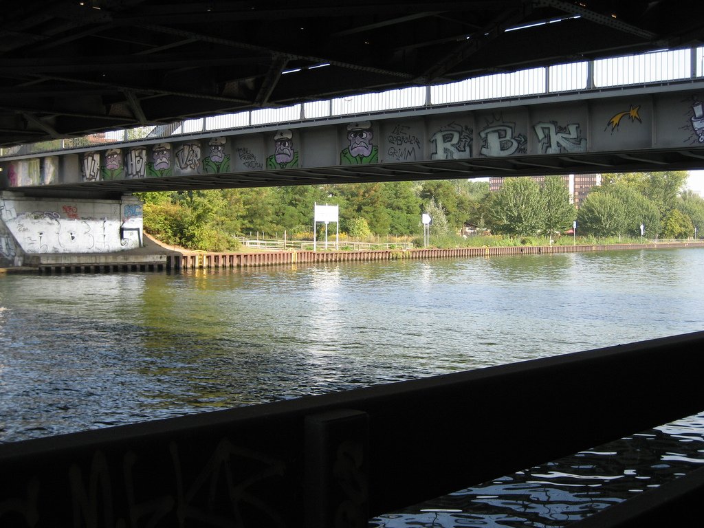 Graffiti Bombing in Berlin - Photo by Schmierfink030 - bullen, vlr, hck