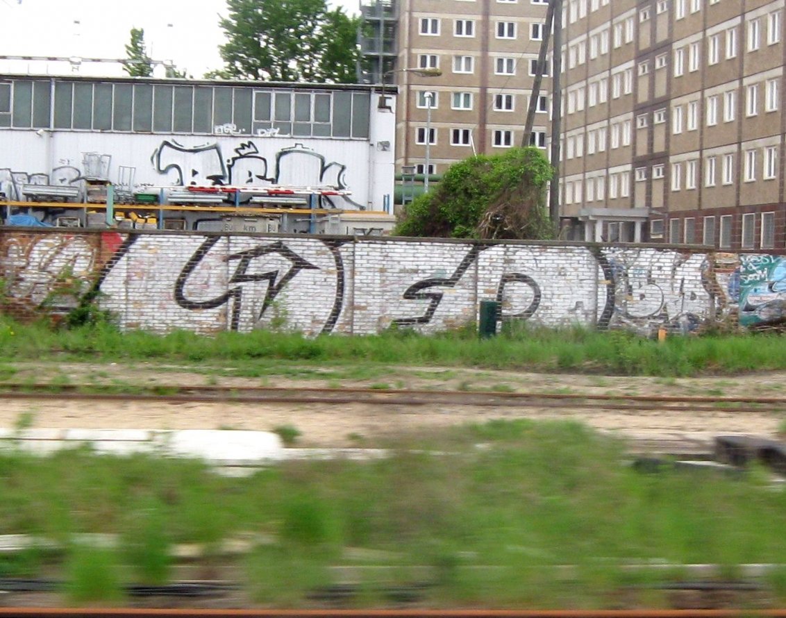 Graffiti Bombing in Berlin - Photo by Schmierfink030 - lofd, bnd, rbk