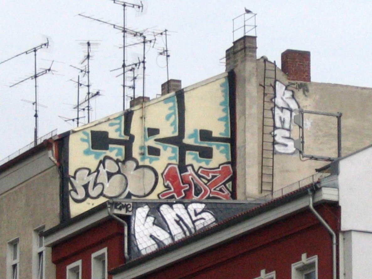 Graffiti Bombing in Berlin - Photo by Schmierfink030 - cbs, rcb, tdz