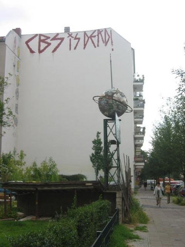 Graffiti Bombing in Berlin - Photo by Schmierfink030 - CBS, IS, DEAD