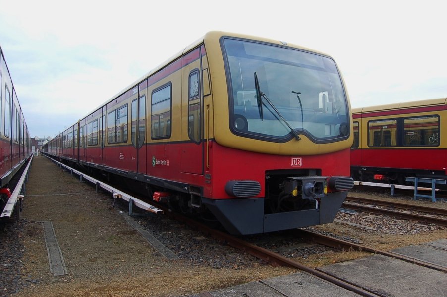 Graffiti Train in Berlin - Photo by Schmierfink030 - hansi