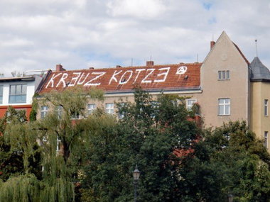 Graffiti Bombing in Berlin - Photo by Schmierfink030 - KREUZKOTZE