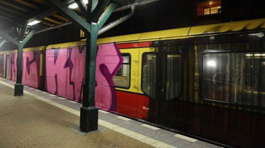 Graffiti Train in Berlin - Photo by Schmierfink030 - FAST, GEFICKT