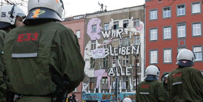 Graffiti Artwork in Berlin - Photo by Schmierfink030 - WIR, BLEIBEN, ALLe