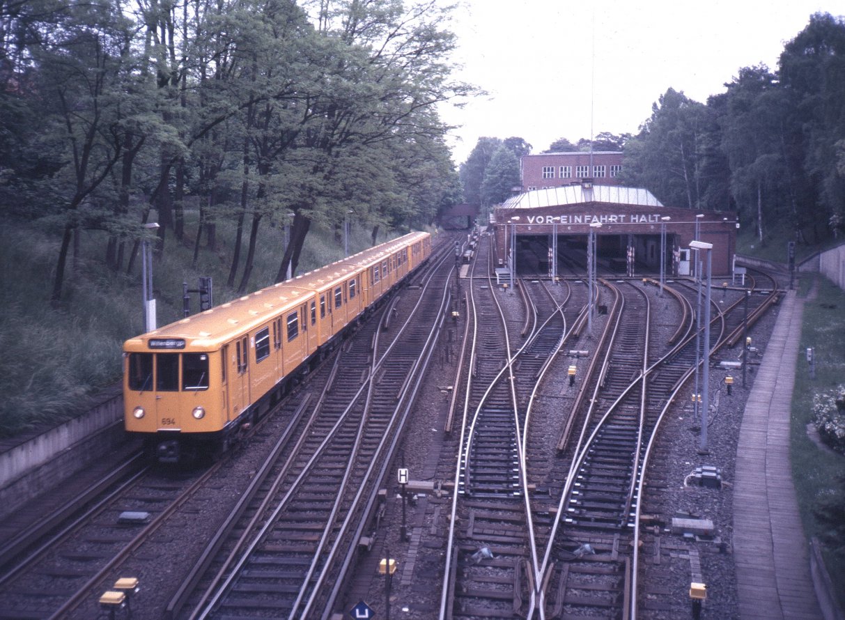 Graffiti Artwork in Berlin - Photo by Schmierfink030 - u-bä..