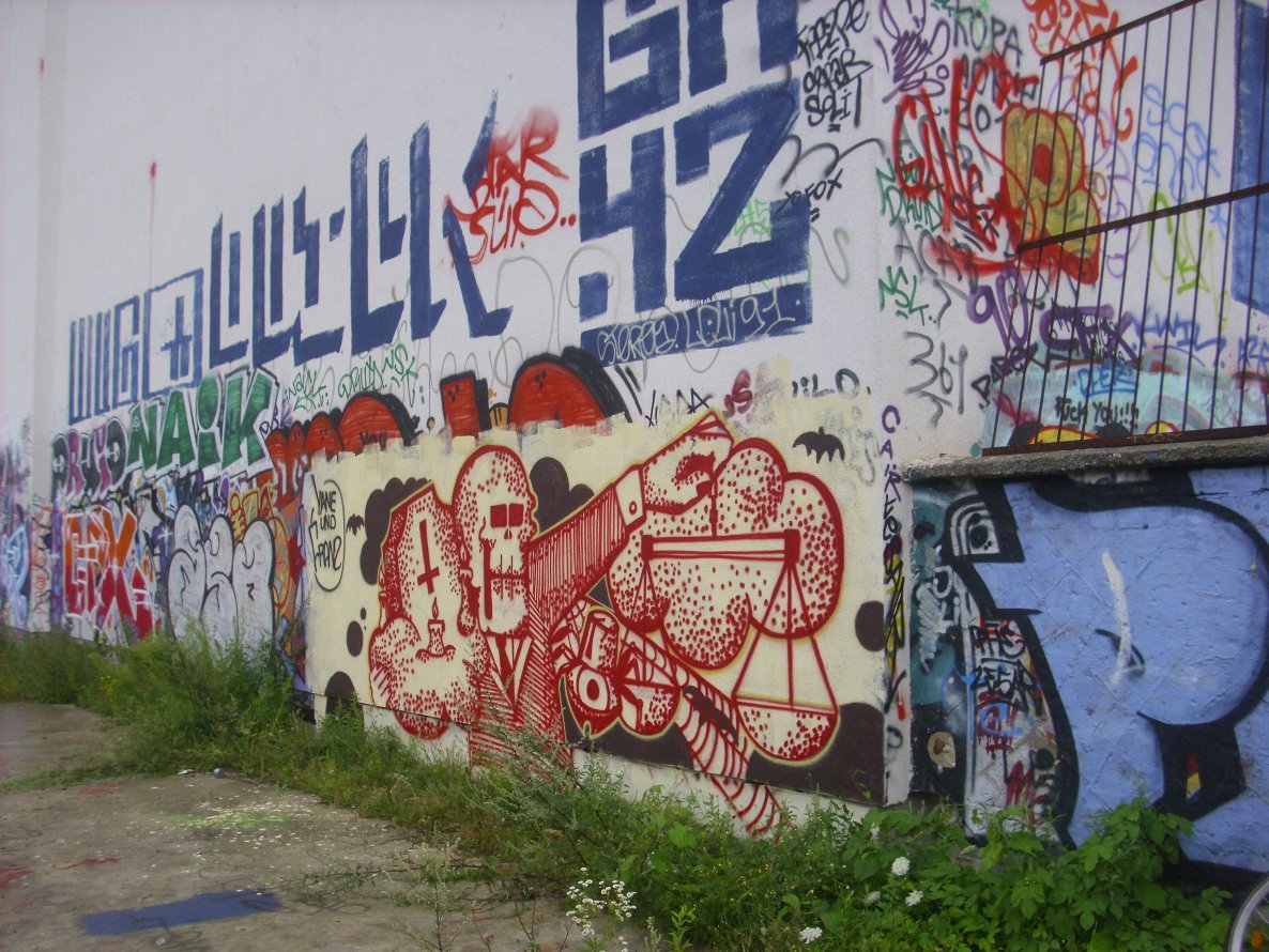 Graffiti Wall in Berlin - Photo by Schmierfink030 - skulli