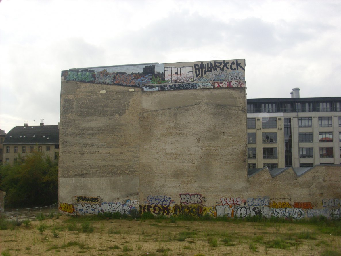 Graffiti Wall in Berlin - Photo by Schmierfink030 - EISFA.....