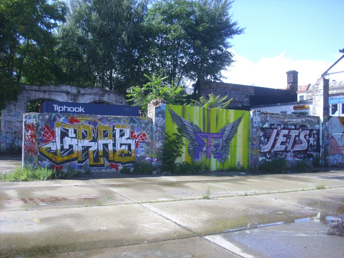Graffiti Wall in Berlin - Photo by Schmierfink030 - grab, jets