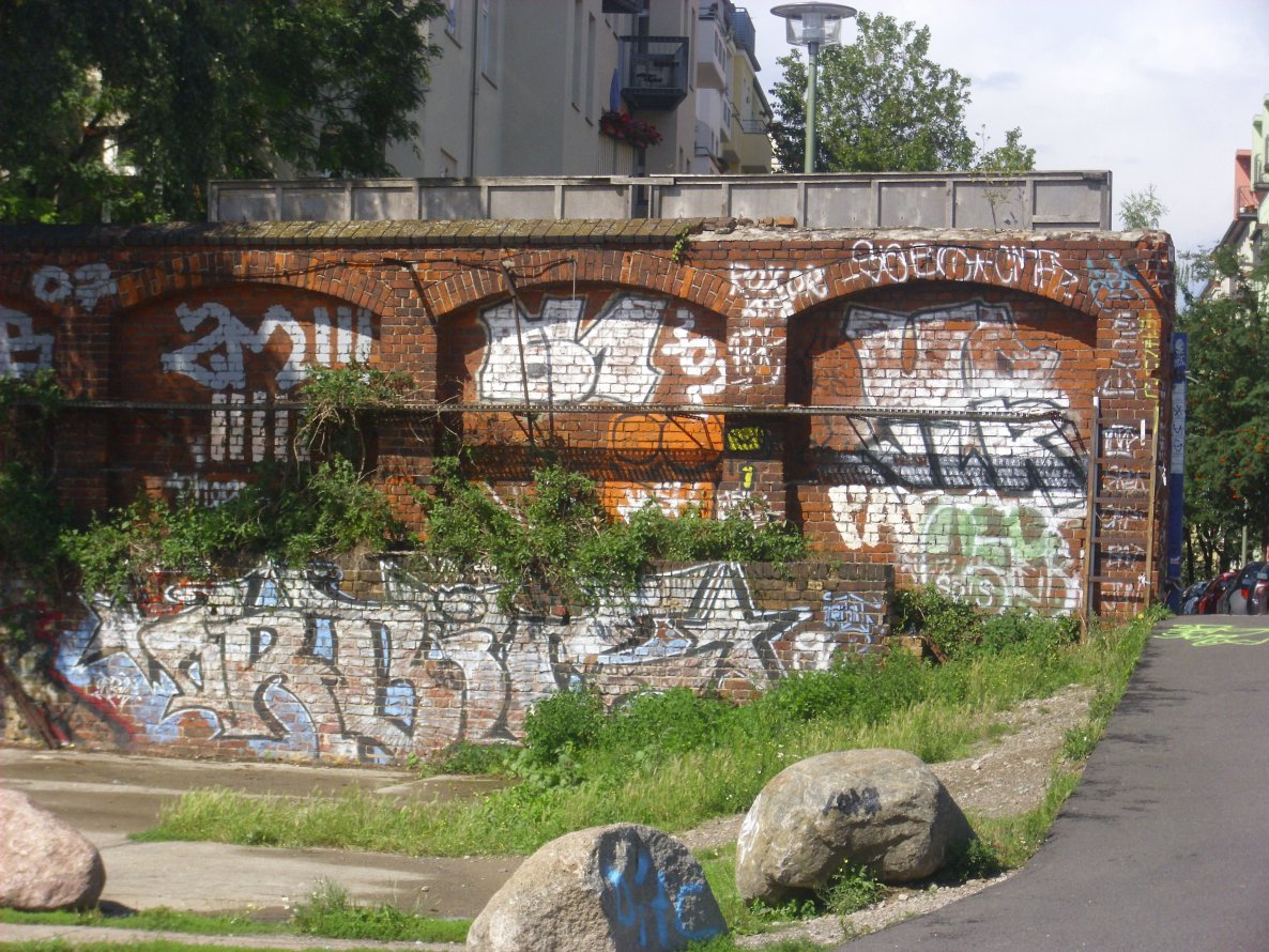Graffiti Wall in Berlin - Photo by Schmierfink030 - orbit, vlr, raw