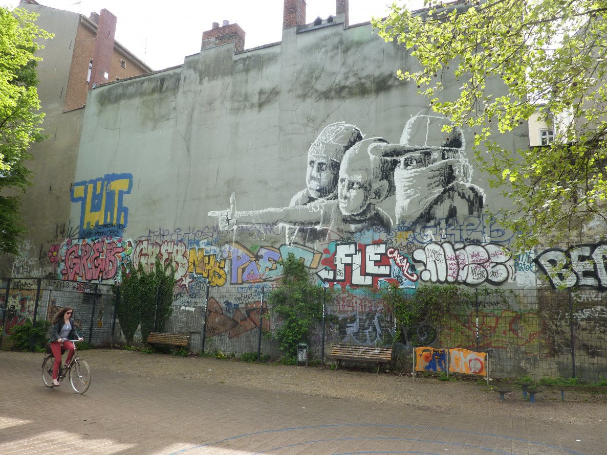 Graffiti Bombing in Berlin - Photo by Schmierfink030 - UT, NHS, GRAB