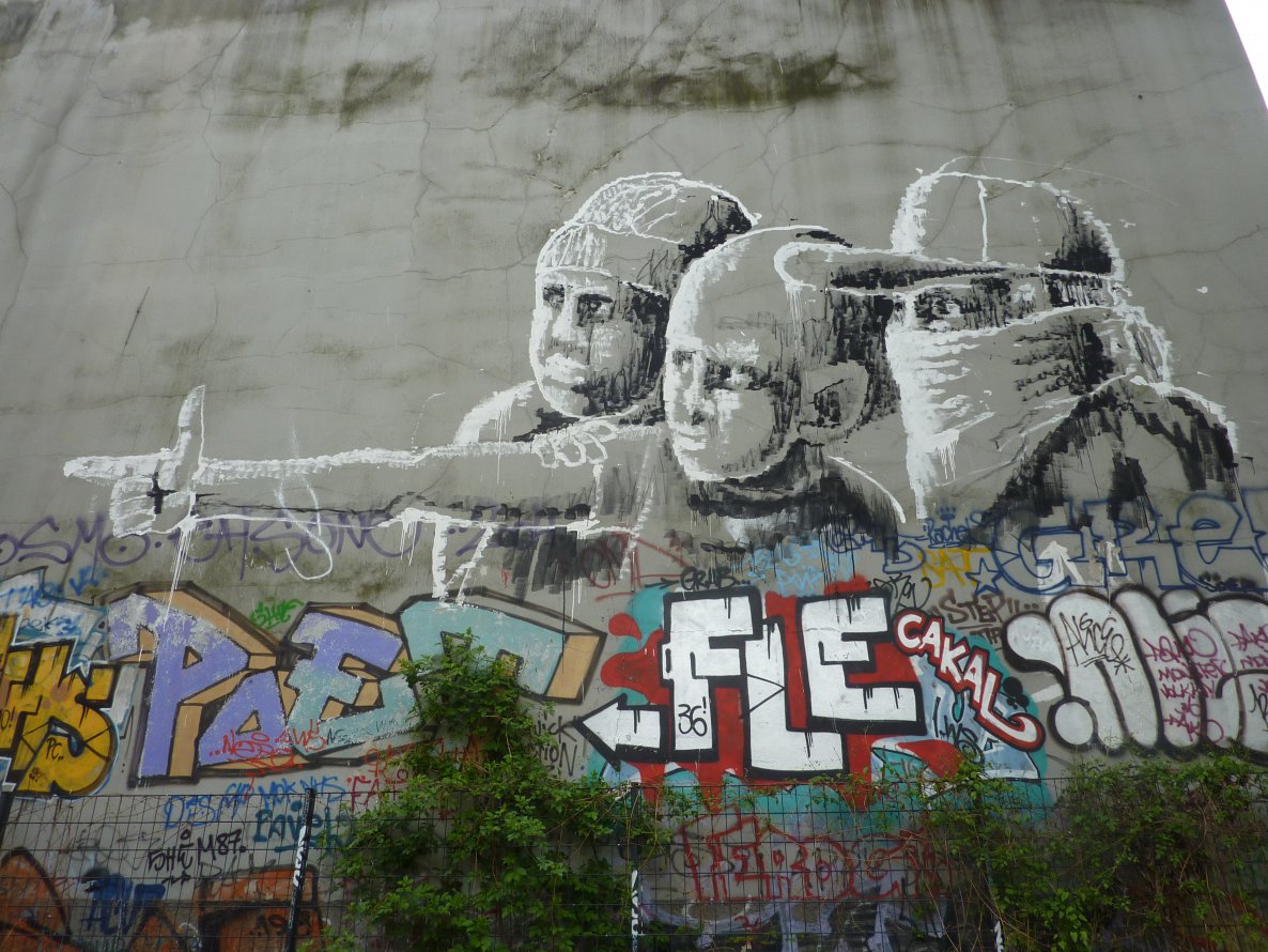 Graffiti Wall in Berlin - Photo by Schmierfink030 - poet, fle