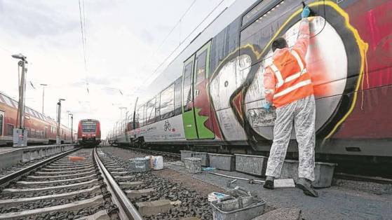 Graffiti Artwork - Photo by Schmierfink030 - po