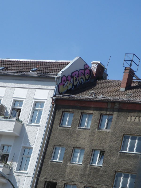 Graffiti Bombing in Berlin - Photo by Schmierfink030 - elbrö