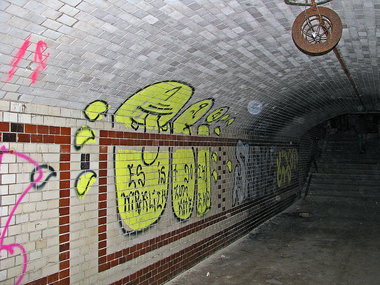 Graffiti Bombing in Berlin - Photo by Schmierfink030 - clint