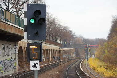 Graffiti Bombing in Berlin - Photo by Schmierfink030 - penis, keil