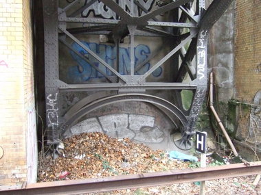 Graffiti Bombing in Berlin - Photo by Schmierfink030 - shine, 18c