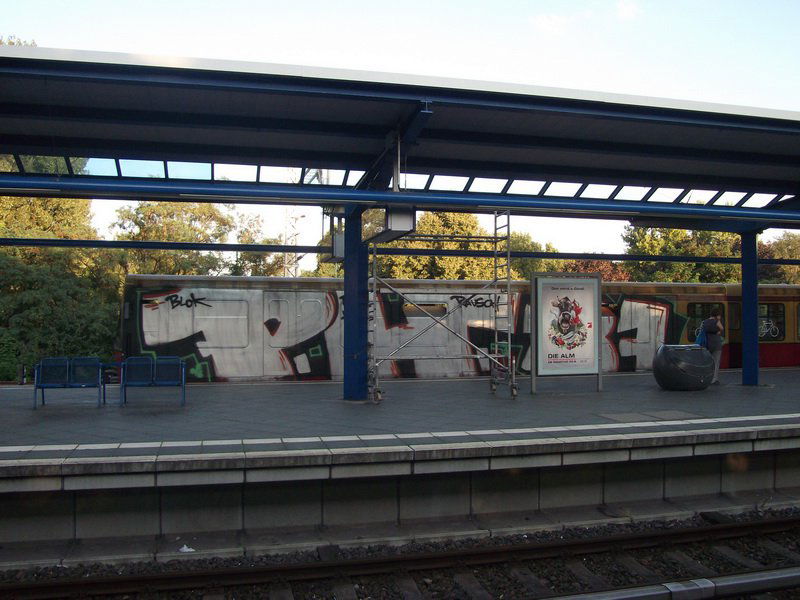 Graffiti Train in Berlin - Photo by Schmierfink030 - ph, pure, hate