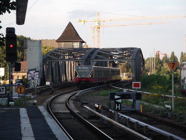 Graffiti Bombing in Berlin - Photo by Schmierfink030 - crn, cne