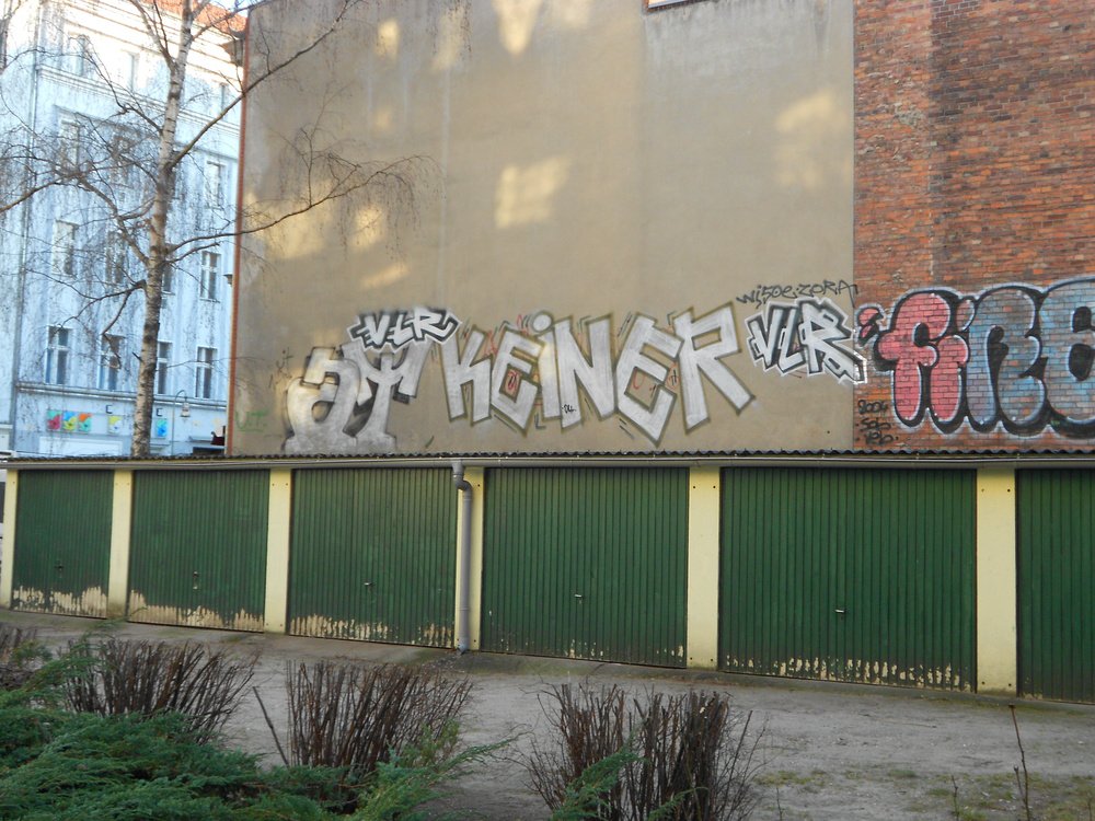 Graffiti Bombing in Berlin - Photo by Schmierfink030 - at, keiner, vlr