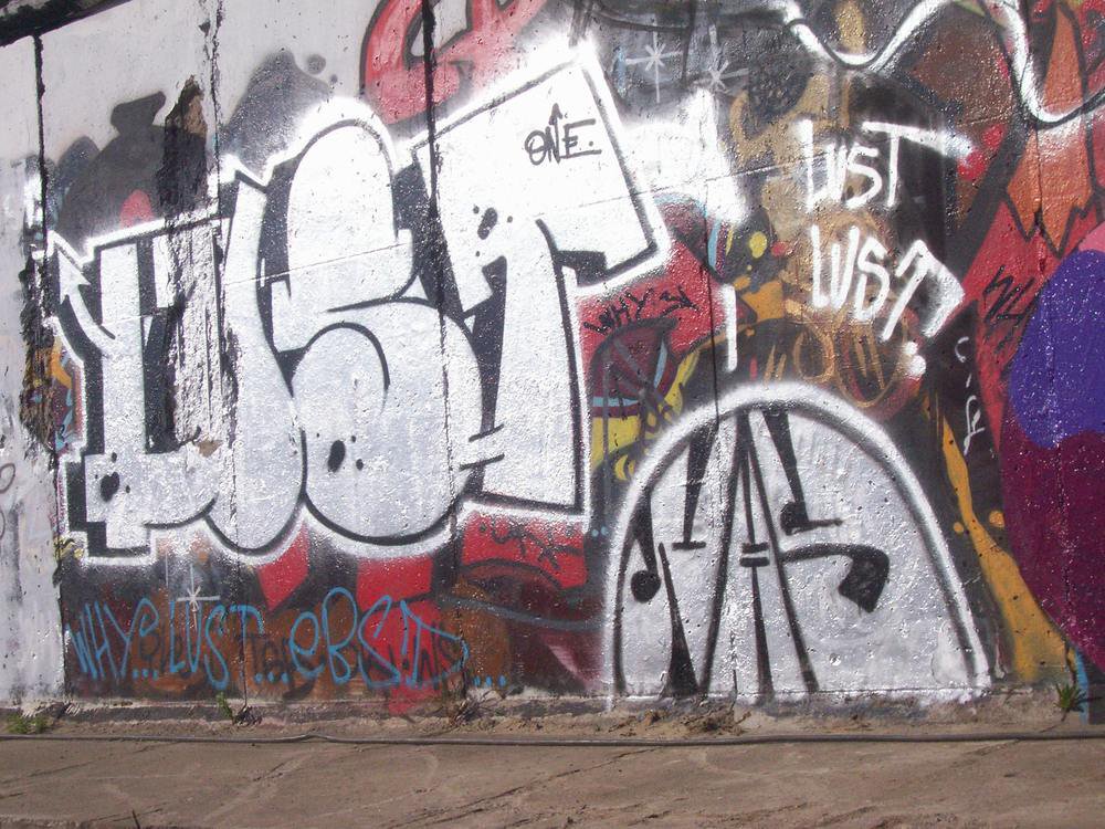 Graffiti Bombing in Berlin - Photo by Schmierfink030 - lust