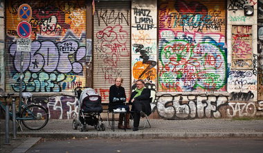 Graffiti Bombing in Berlin - Photo by Schmierfink030 - cliff