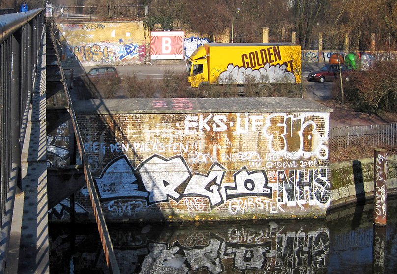 Graffiti Bombing in Berlin - Photo by Schmierfink030 - ergo, nhs, ut