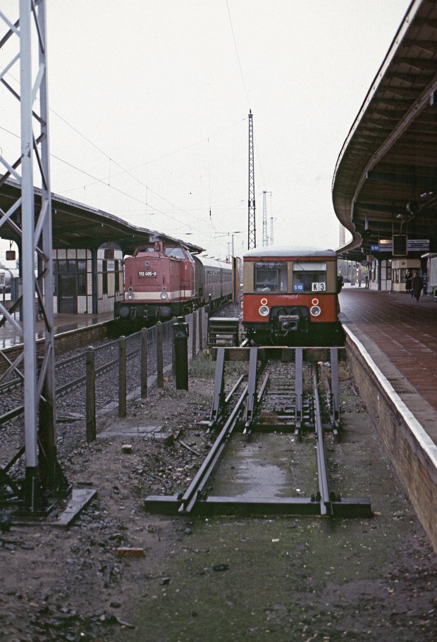 Graffiti Artwork in Berlin - Photo by Schmierfink030 - s-train