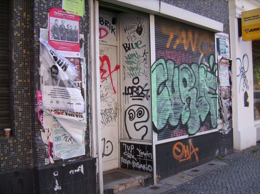 Graffiti Bombing in Berlin - Photo by Schmierfink030 - berlin
