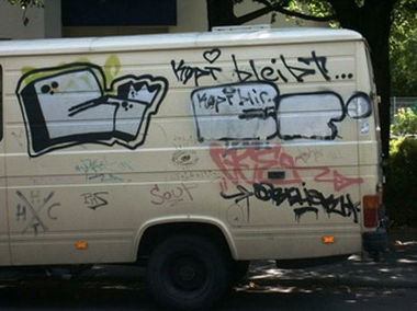 Graffiti Artwork in Berlin - Photo by Schmierfink030 - ei, köpi, bleibt