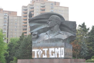 Graffiti Bombing in Berlin - Photo by Schmierfink030 - toy, cmo