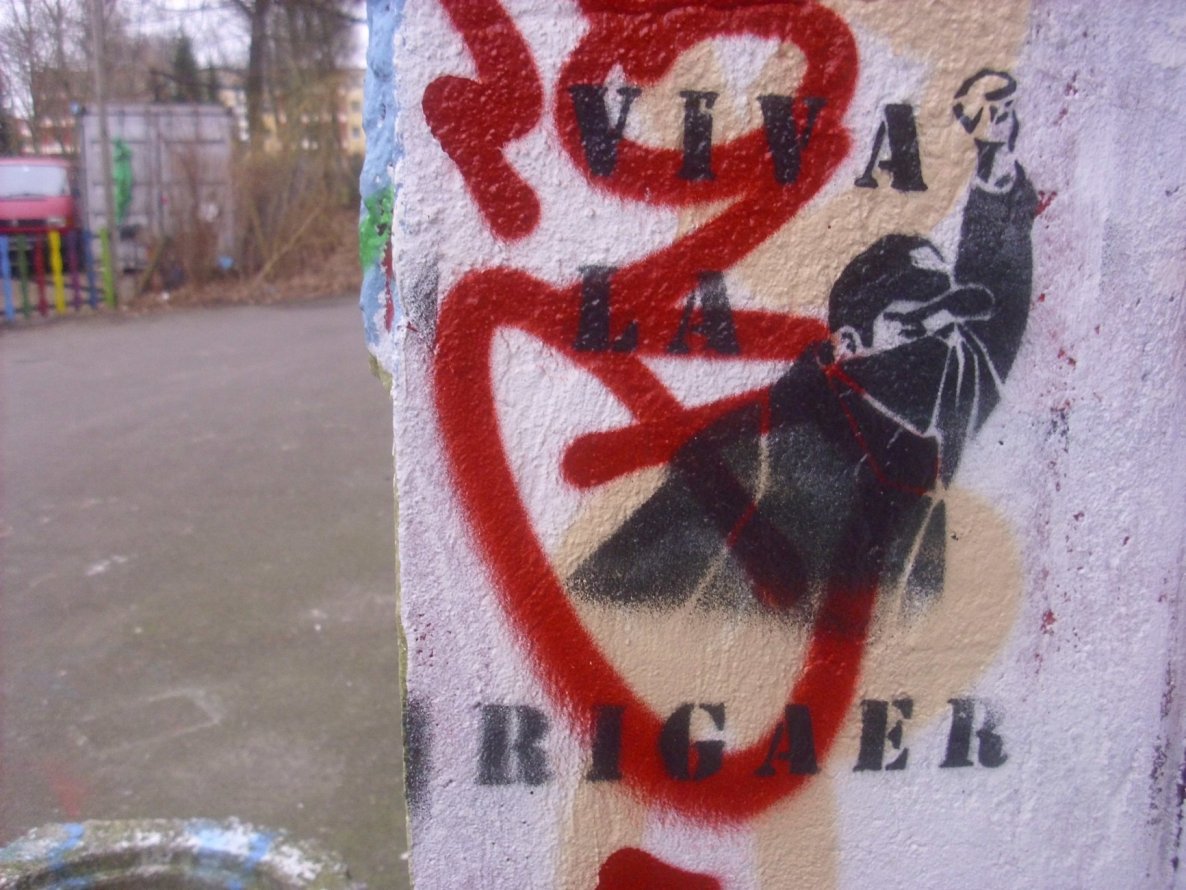 Graffiti Street Art - Photo by Schmierfink030 - viva, la, rigaer