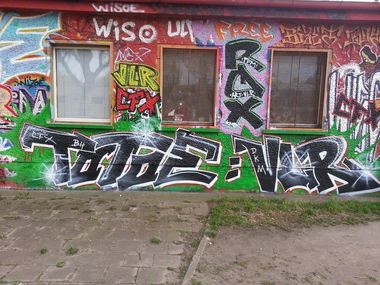 Graffiti Wall in Berlin - Photo by Schmierfink030 - totoe, vlr