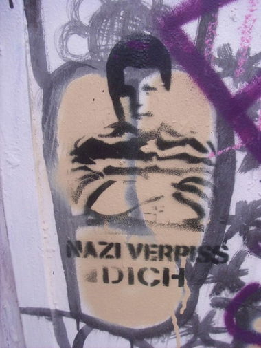 Graffiti Street Art - Photo by Schmierfink030 - nazi, verpiss, dich