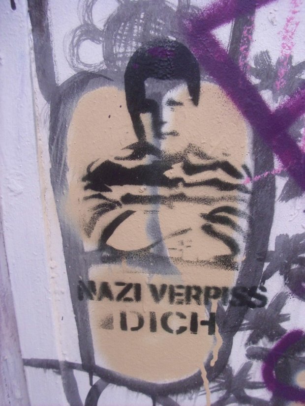 Graffiti Street Art - Photo by Schmierfink030 - nazi, verpiss, dich