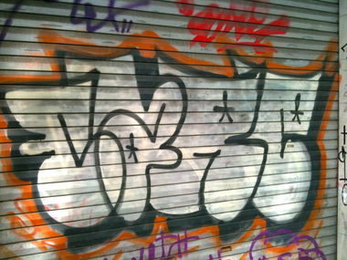 Graffiti Bombing in Köln - Photo by Schokofliege - CARE