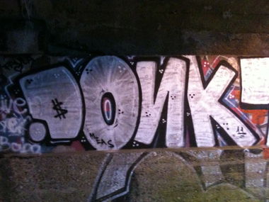 Graffiti Bombing - Photo by Schokofliege - DONK