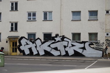 Graffiti Bombing in Berlin - Photo by SchwarzerKater - Akir, Wall, Bombing