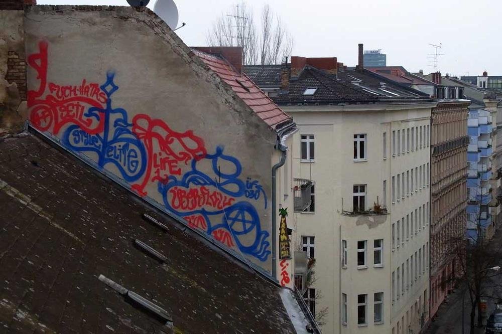 Graffiti Bombing in Berlin - Photo by SchwarzerKater - Life, Wall, Roof