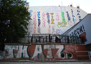 Graffiti Bombing in Berlin - Photo by SchwarzerKater - Th, Atz, Wall