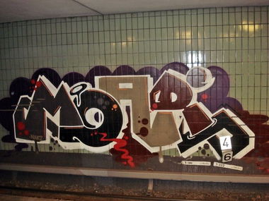 Graffiti Bombing in Berlin - Photo by SchwarzerKater - Moar, Wall, Line