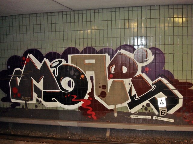 Graffiti Bombing in Berlin - Photo by SchwarzerKater - Moar, Wall, Line