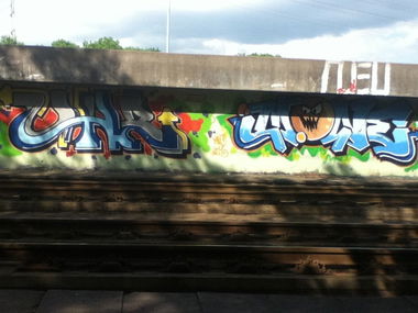 Graffiti Wall in Dusseldorf - Photo by SchwarzerKater - Uhr, Mone, Wall