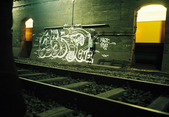 Graffiti Bombing in Berlin - Photo by SchwarzerKater - Throw, Up, Line