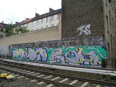 Graffiti Bombing in Berlin - Photo by SchwarzerKater - acid, roy